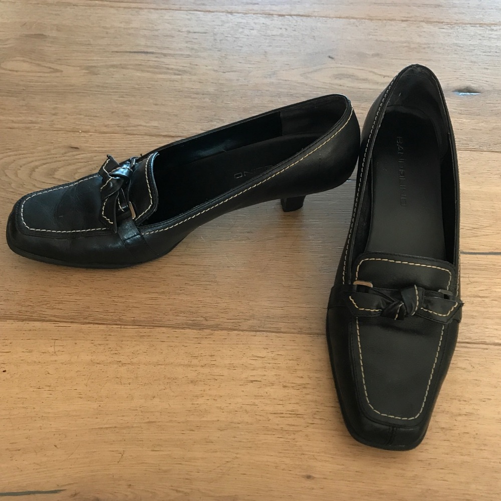 Bandolino short heel closed toe shoes